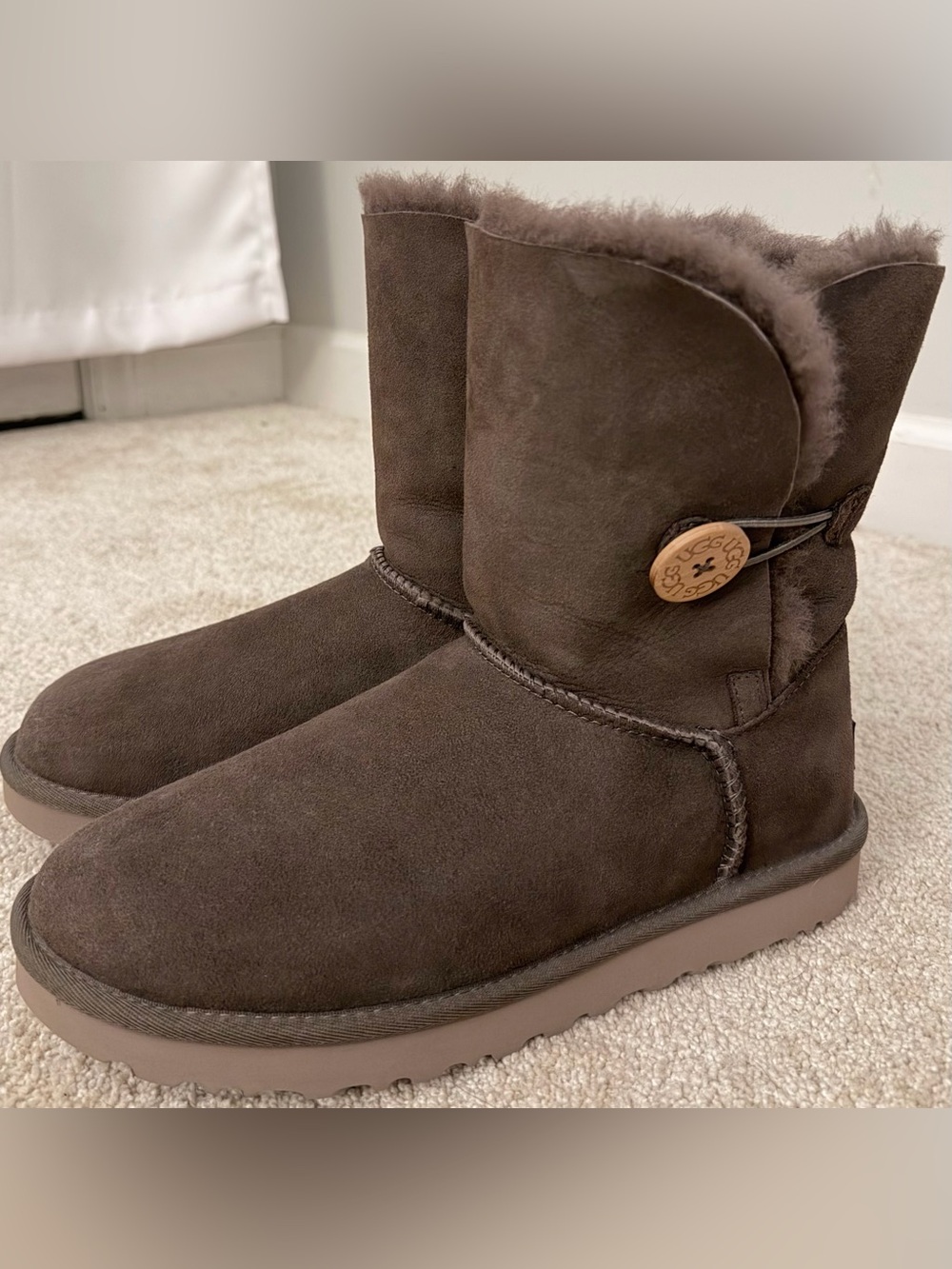 UGG Bailey Button II Espresso Suede Sheepskin Boots Women’s 9 NWOT